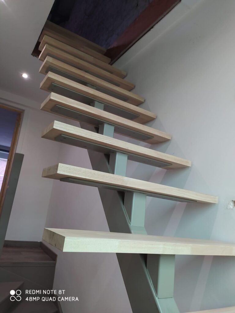 Un charmant escalier en bois dans une maison, mettant en valeur la beauté naturelle des marches et du décor environnant