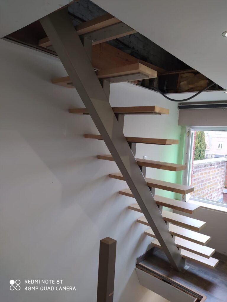 Un charmant escalier en bois dans une maison, mettant en valeur la beauté naturelle des marches et du décor environnant