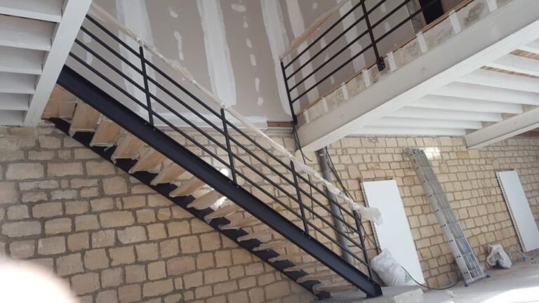 Un escalier avec des rampes noires