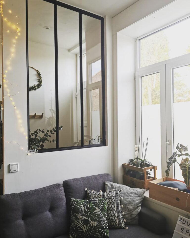 Une verrière dans un salon lumineux