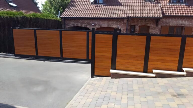 Clôture moderne en bois et métal devant une maison en briques avec toit en tuiles"