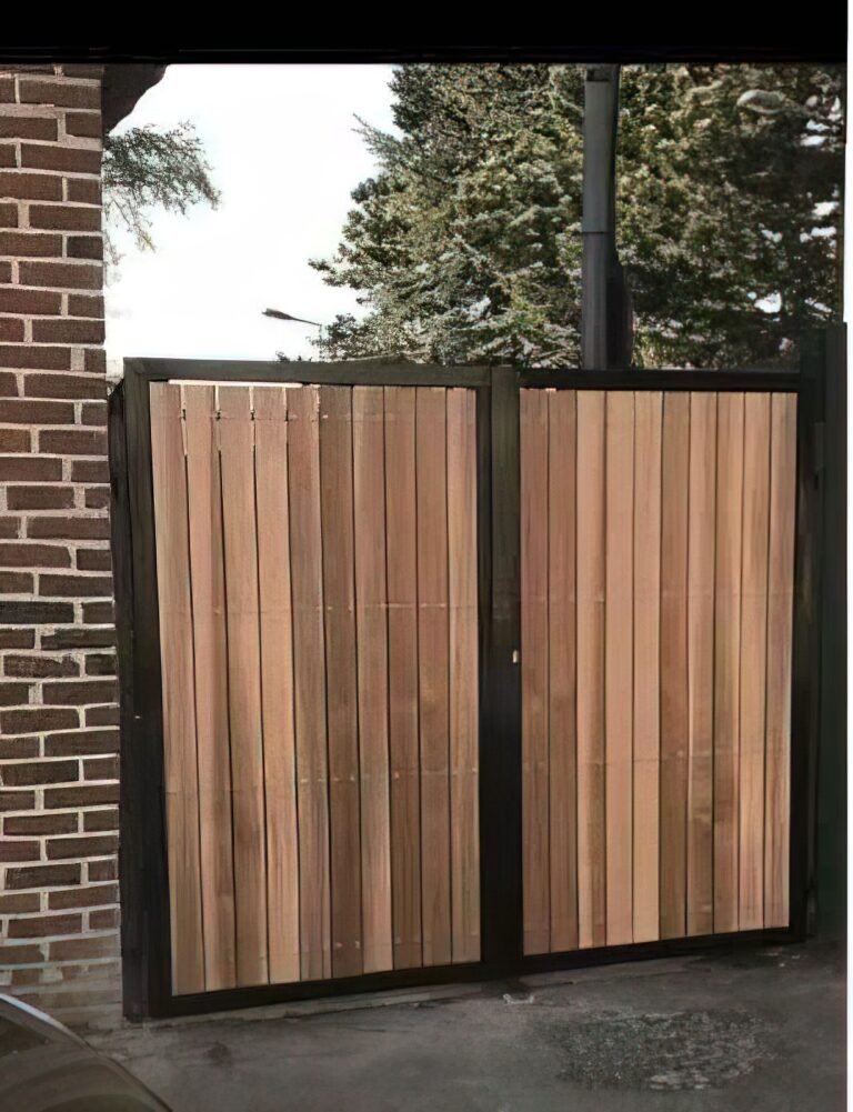 Portail moderne en bois avec cadre en métal noir devant une maison en briques.